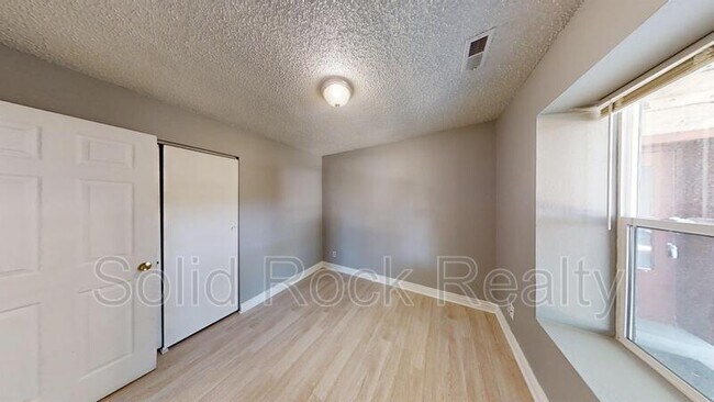 Building Photo - 714 E 3rd St