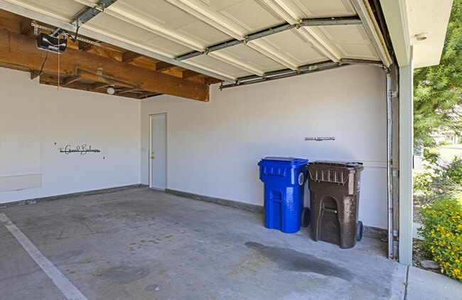 Building Photo - 1713 Grand Bahama Dr W