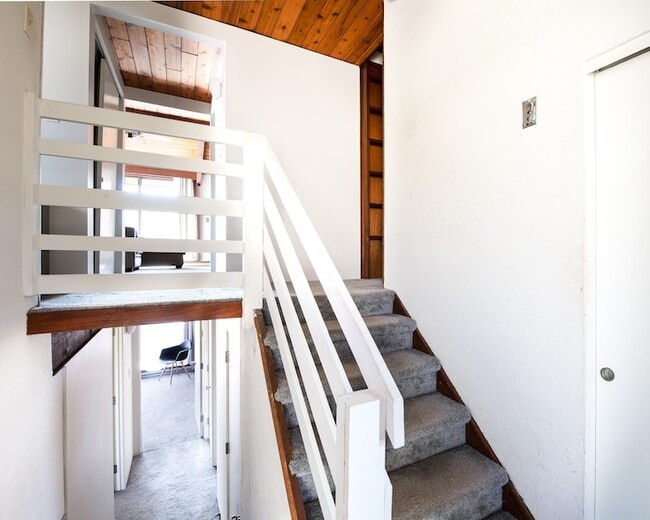 Building Photo - 59-30 Murray Hill Heights Dr
