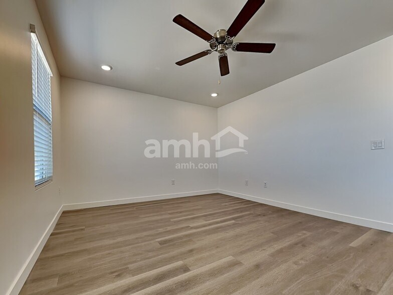 Building Photo - 9549 Harkes Dr