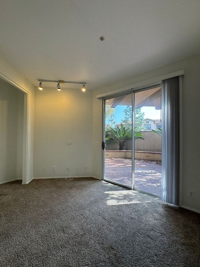 Building Photo - Spacious Tustin Condo with Private Patio