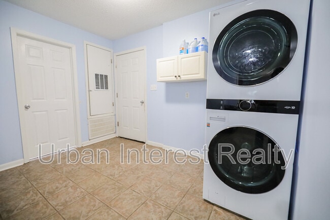 Building Photo - 424 Beach Dr