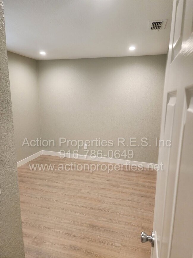 Building Photo - West Roseville 3 bedroom 2 bathroom 1406 sqft Three Car Garage Walking to Wood Creek High