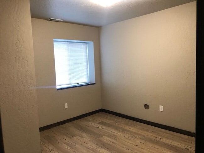 Building Photo - 13700 W Bergen Dr