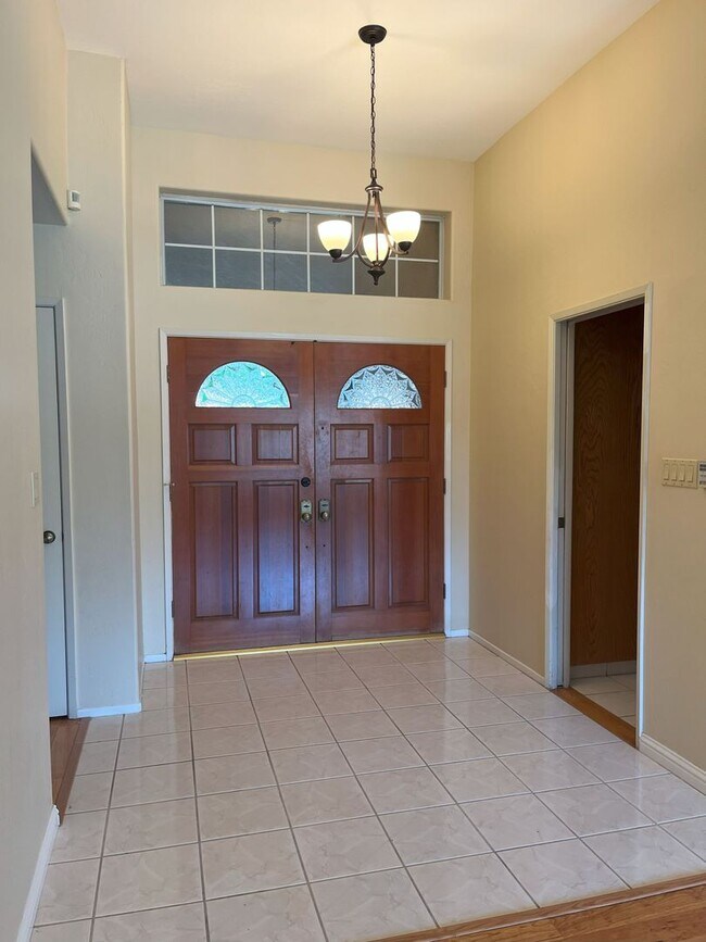 Building Photo - Beautiful 4 Bedroom 2 Bath Home with Pool.