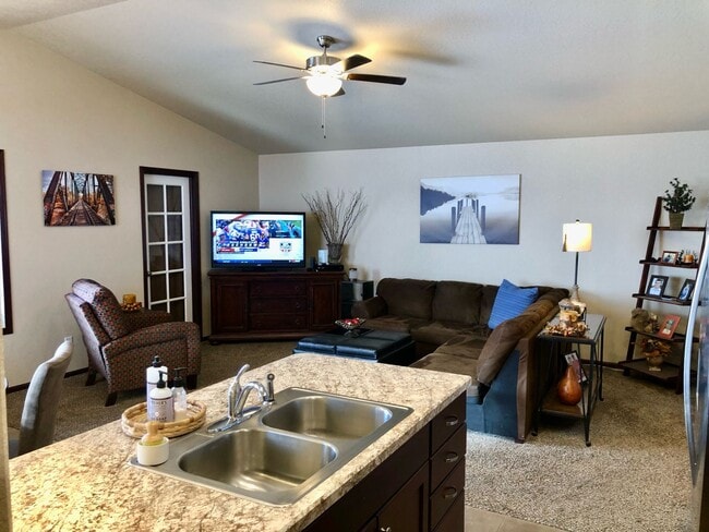 Building Photo - 2 Bed 1.5 Bath Plus Office