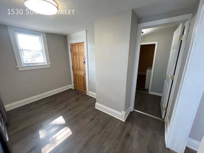 Building Photo - 1530 Summit St