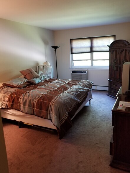 Master Bedroom - 152 N Broadway