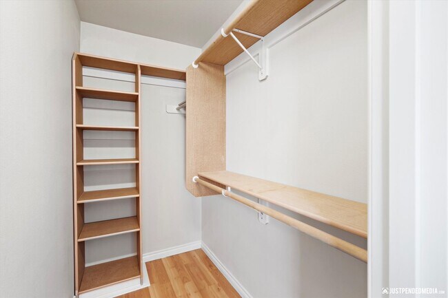 Building Photo - Modern & Stylish Townhome!