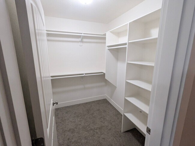 Building Photo - BIGFIR1069-1071