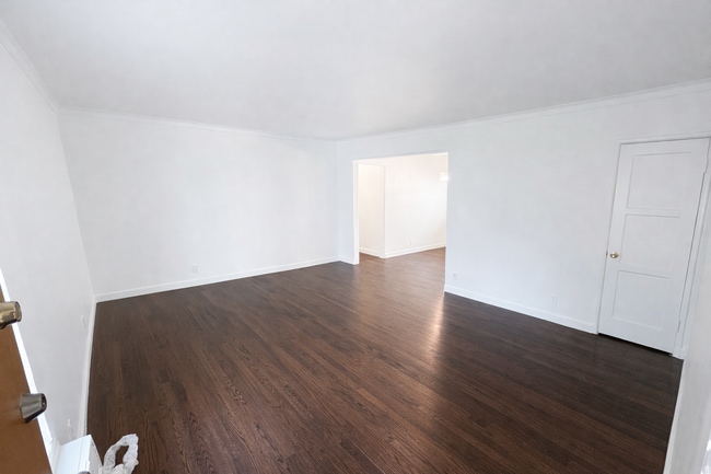 Building Photo - Remodeled 2BR in NoHo – Brand New Kitchen, 2 Parking Spaces, Walk to NoHo West Mall