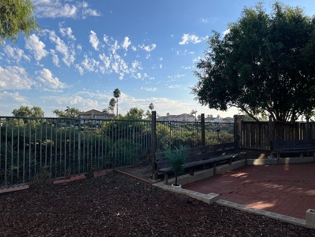 Building Photo - Spacious 4br/3ba Single Family Residence in Beautiful Eastlake Greens Community