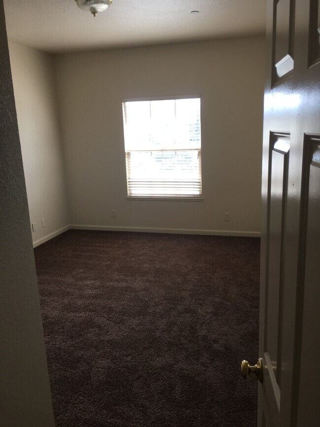 Building Photo - Luxury Townhome for Rent in Greenfield