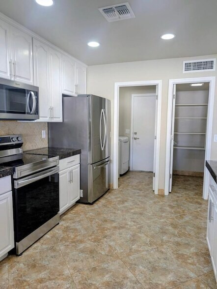 Building Photo - 1016 W Manhatton Dr