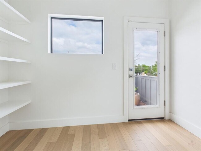 Building Photo - 4402 Mt Vernon Dr