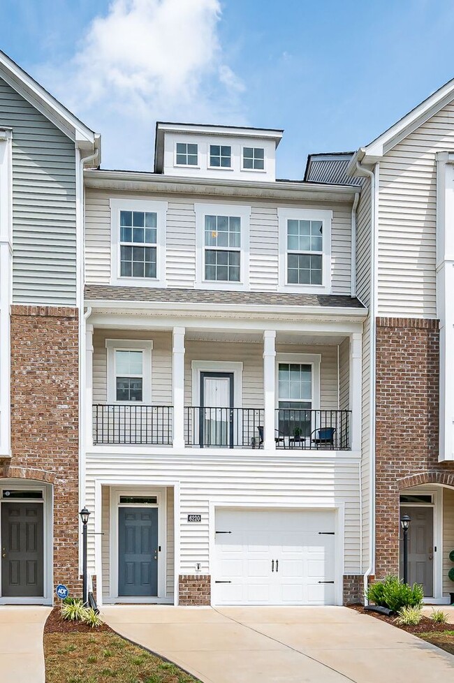 Building Photo - Gorgeous and Modern Home Available