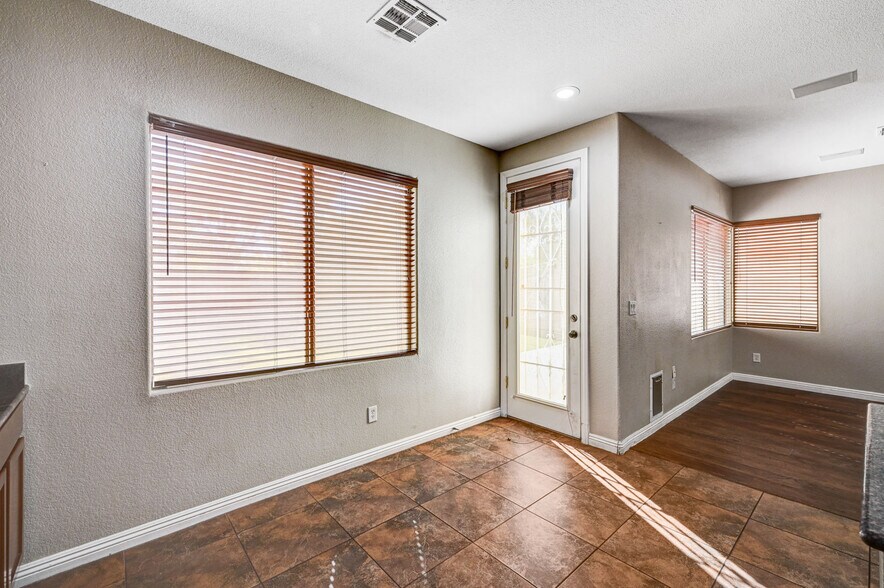 Building Photo - 8125 Chestnut Hollow Ave