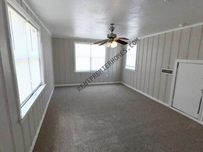 Building Photo - 3041 SW 40th Pl