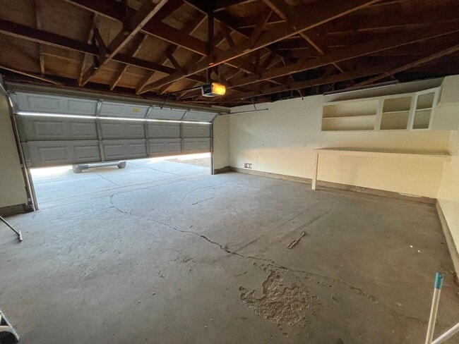 Building Photo - Apple Valley Home 4 Bedrooms, 2 Bathrooms,...