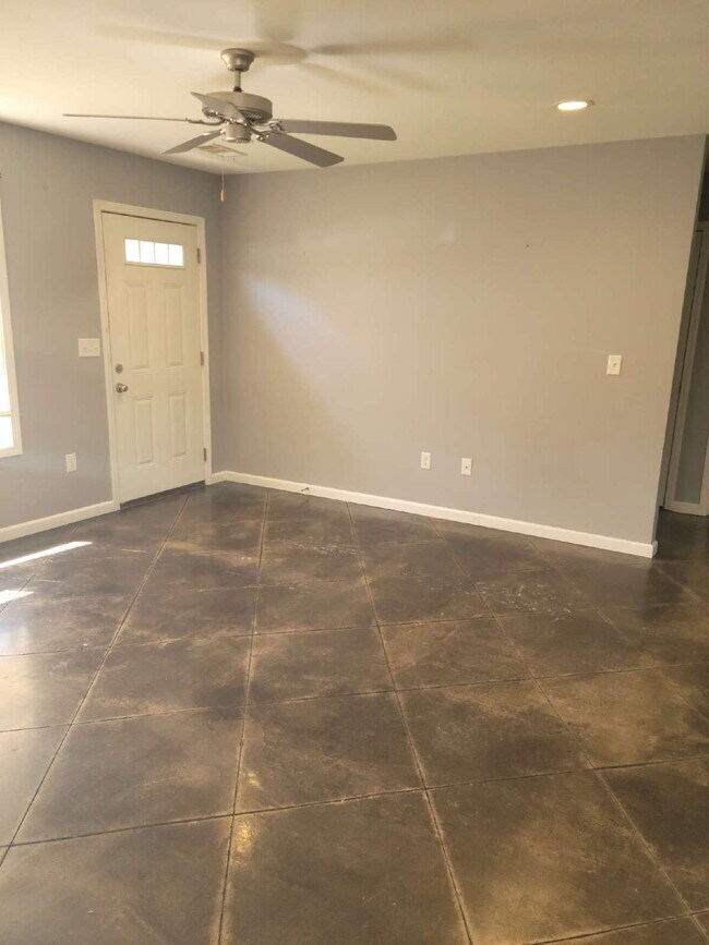 Building Photo - "Chic 2-Bedroom Duplex with Granite Elegance at 708-1 Freeman Street, Jonesboro!"