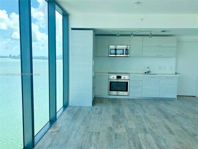 Building Photo - 650 NE 32nd St