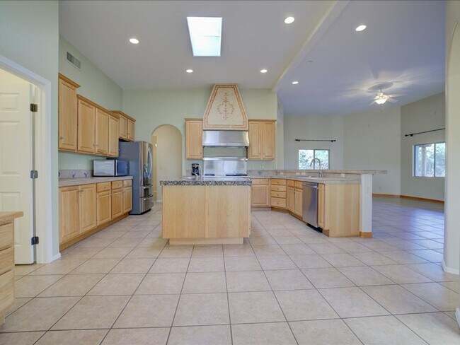 Building Photo - 4 Bedroom 4 Bathroom