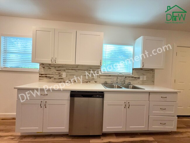 Building Photo - Fully Renovated 2-Bedroom Home Near UTA & AT&T Stadium – Modern Upgrades + Spacious Yard!