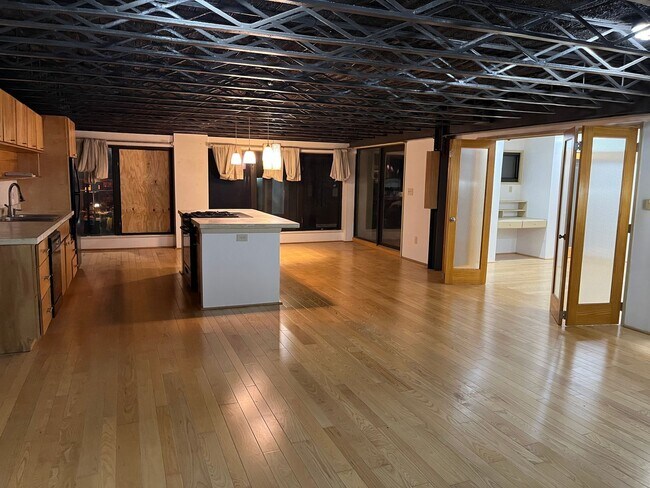 Building Photo - 10 E Broadway