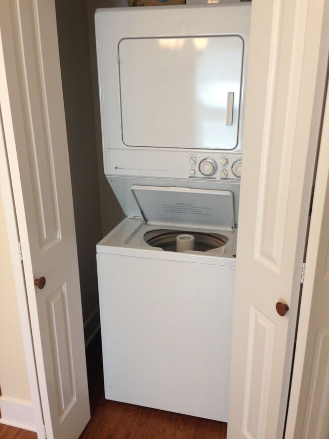 Building Photo - 4 Bedroom, 2 Bath Home available July 2025...