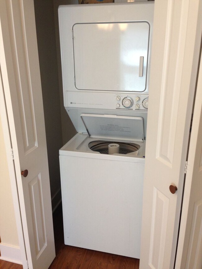 Building Photo - 4 Bedroom, 2 Bath Home near Uptown GR! Ava...