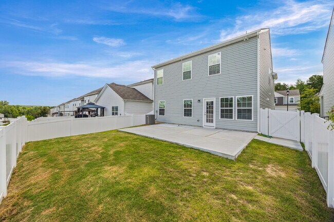 Building Photo - "Spacious 4-Bedroom Home Located In Desira...