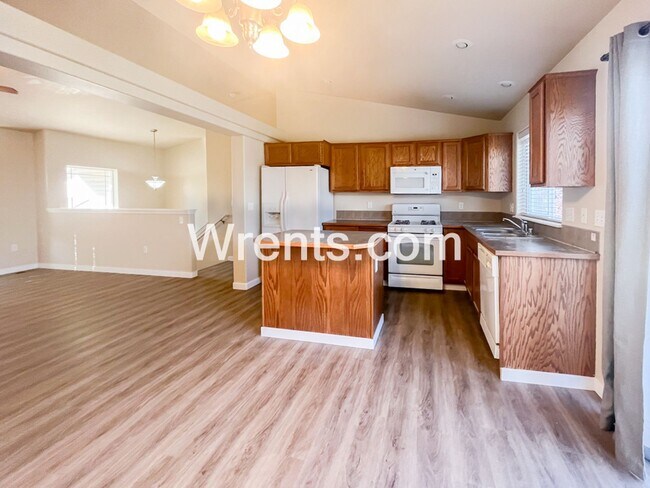 Building Photo - Beautiful 4 Bedroom, 3 Bathroom Home – 5 Mile