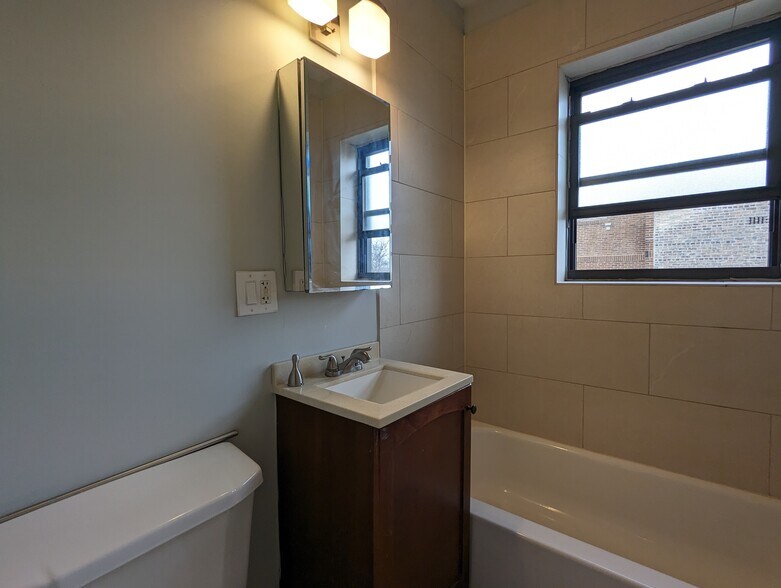 Building Photo - 4735 N Hermitage Ave