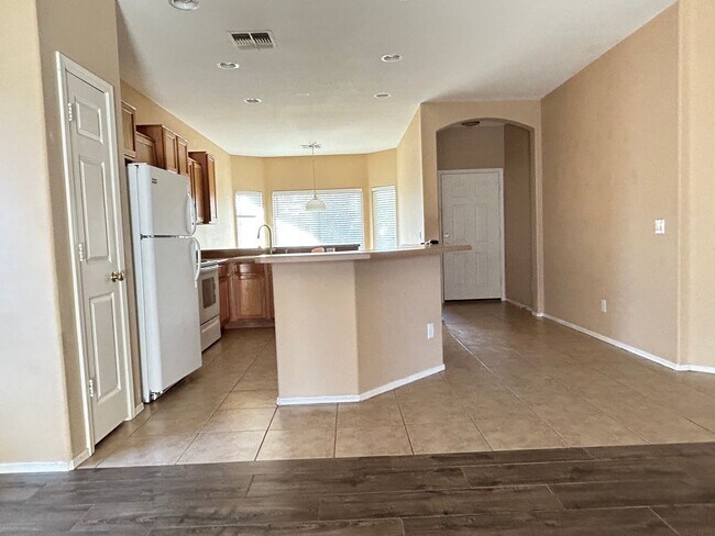 Building Photo - BEAUTIFUL ROYAL RANCH!