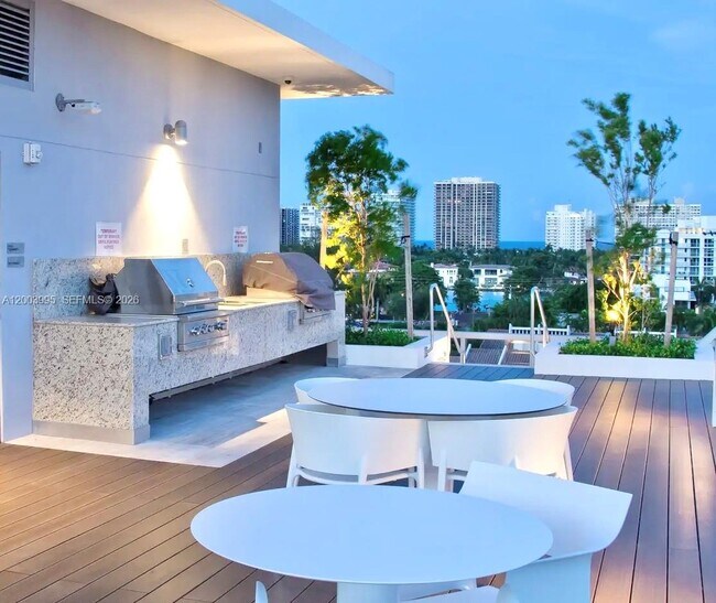 Building Photo - 9940 W Bay Harbor Dr