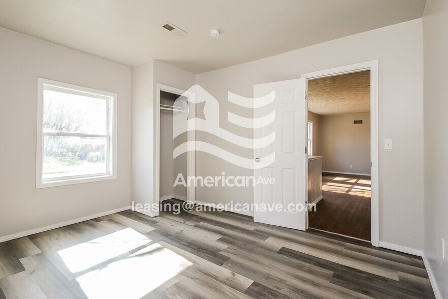 Building Photo - 725 E 42nd St N