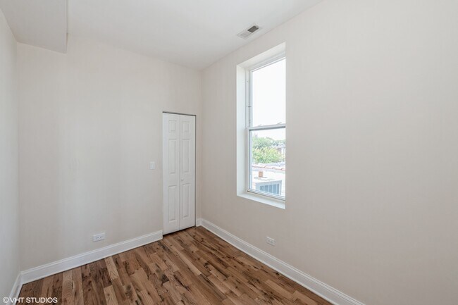 Building Photo - 4012 W Armitage Ave