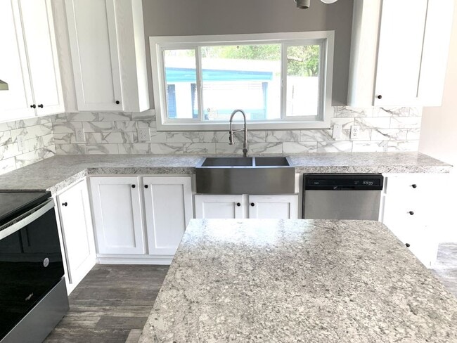 Building Photo - 147 Woodland Dr