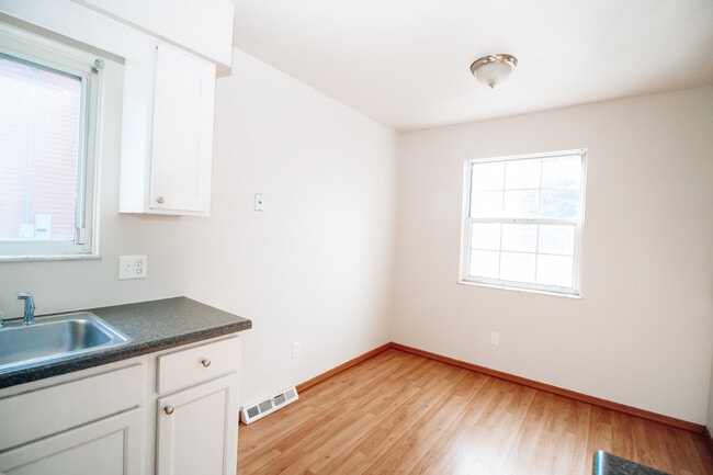 Building Photo - 653 Williamsville Ave