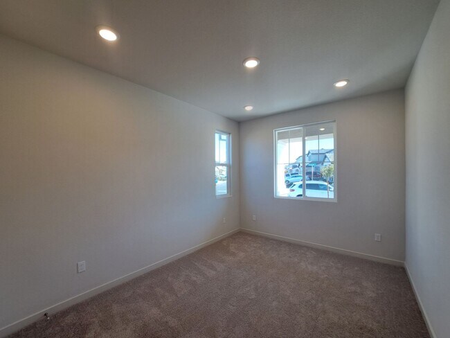 Building Photo - Beautiful, Almost New Home in Monte Verde ...