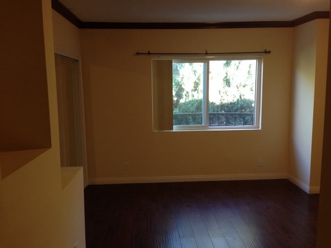Building Photo - 15017 Dickens St