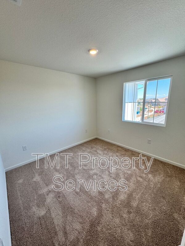 Building Photo - 1372 Redford Wy