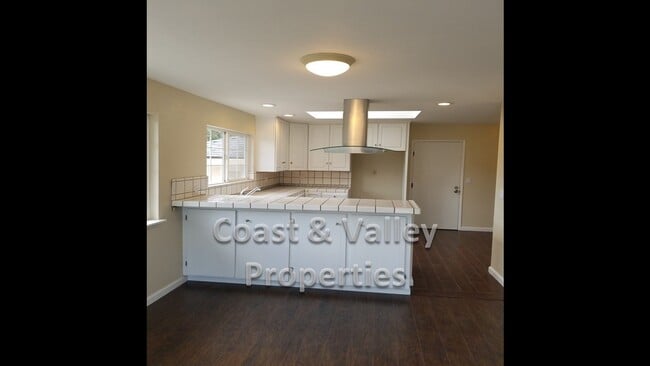 Building Photo - Lovely South Salinas Home!