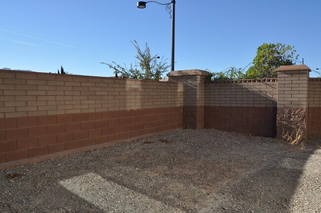 Building Photo - Fabulous 3 bedroom home in gated community!