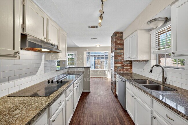 Building Photo - 15707 Lone Tree Dr