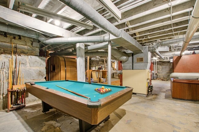 Building Photo - 19 Pine St