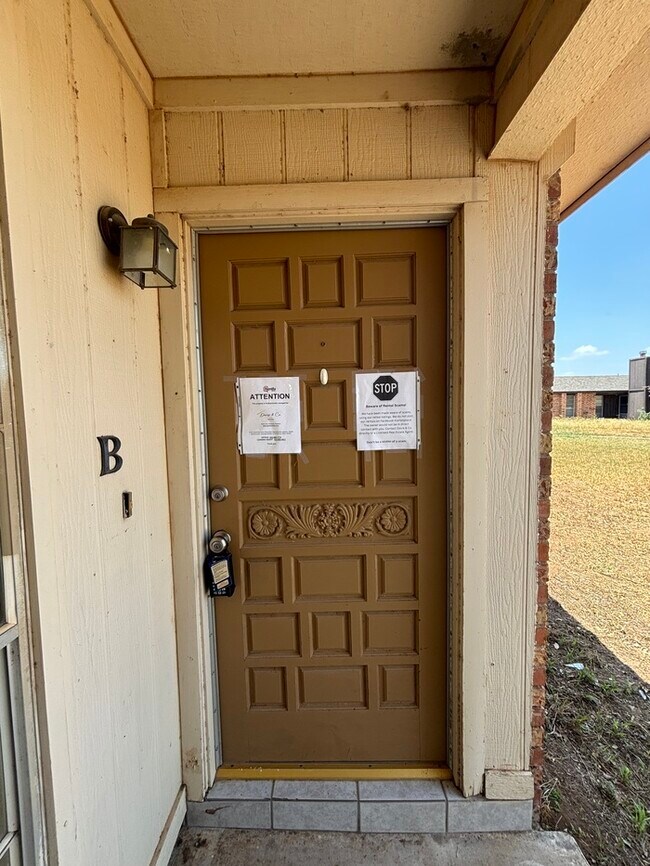 Building Photo - 1 bed 1 bath duplex unit
