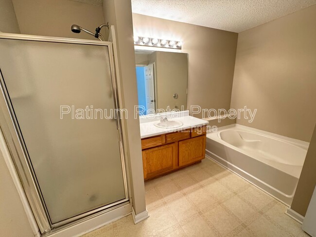 Building Photo - 4885 Robinson Square Dr