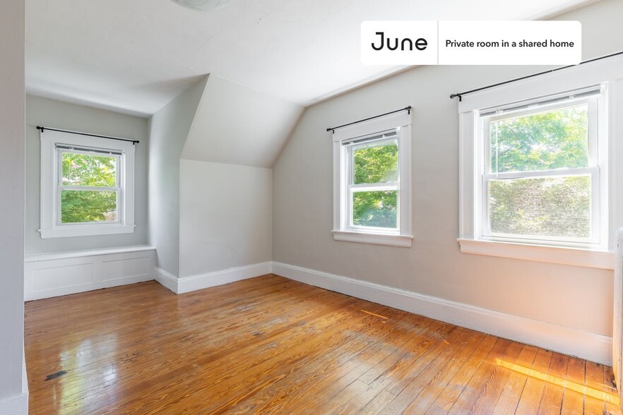 Building Photo - Private bedroom in 9 bed/2 bath Home