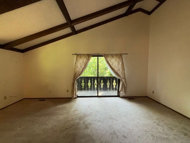 Building Photo - 3 Bed 2.5 Bath in the Heart of Bellevue